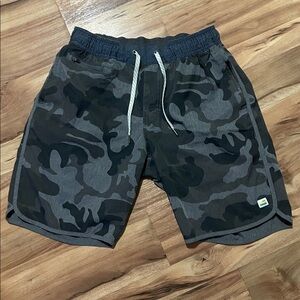 Men’s Vuori Gray Camo Board Shorts Sz S
